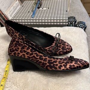 Bandolino NEW leopard satin wedge 2” heeled shoe